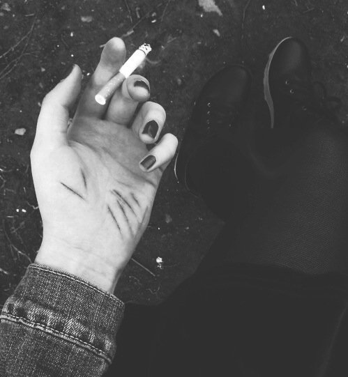 sempiternaltime's tweet photo. #cigarette #depression #pain #smoking #art https://t.co/PVrJ68I8pb