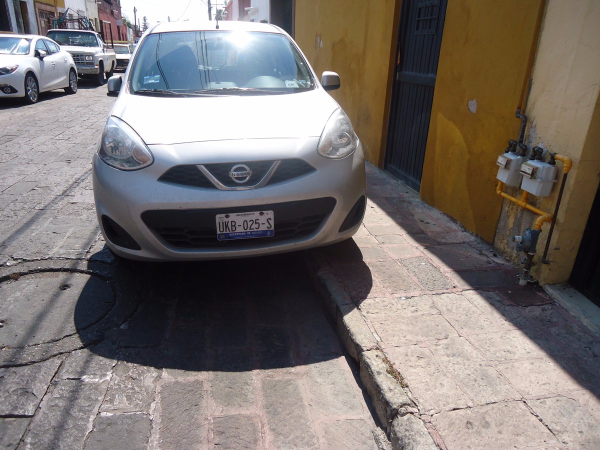 ocmqro's tweet photo. 16 de sept entre 5 de mayo y Damian Carmona. Alguien cree que la banqueta es para estacionar su auto @SSPMQueretaro https://t.co/NvobG9OVk0