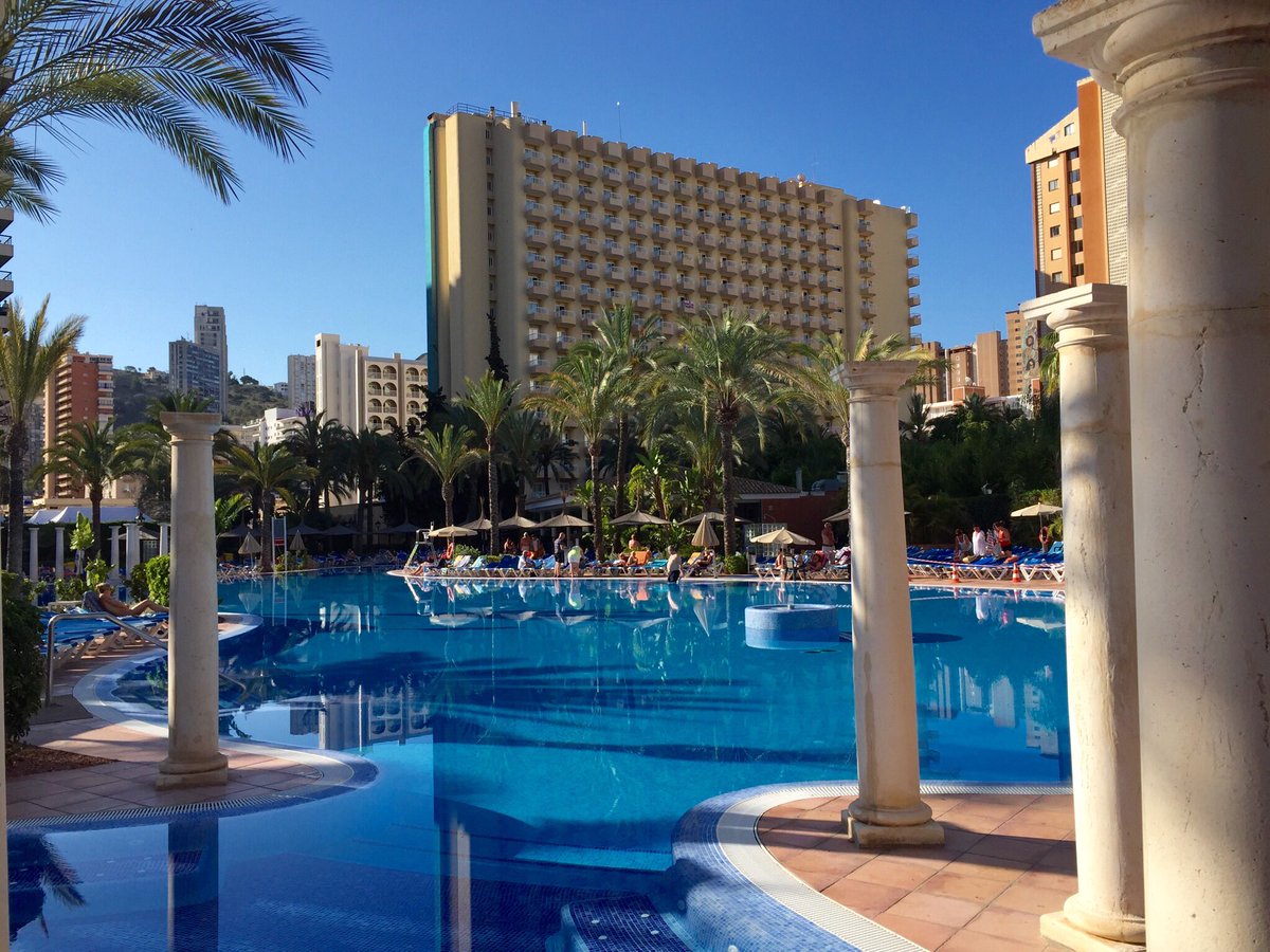 talksrm's tweet photo. The #lakepool looked fantastic early this morning @_SolPelicanos. So sad entertainer Miguel Was not working today 😔 https://t.co/M75Khkxeoo