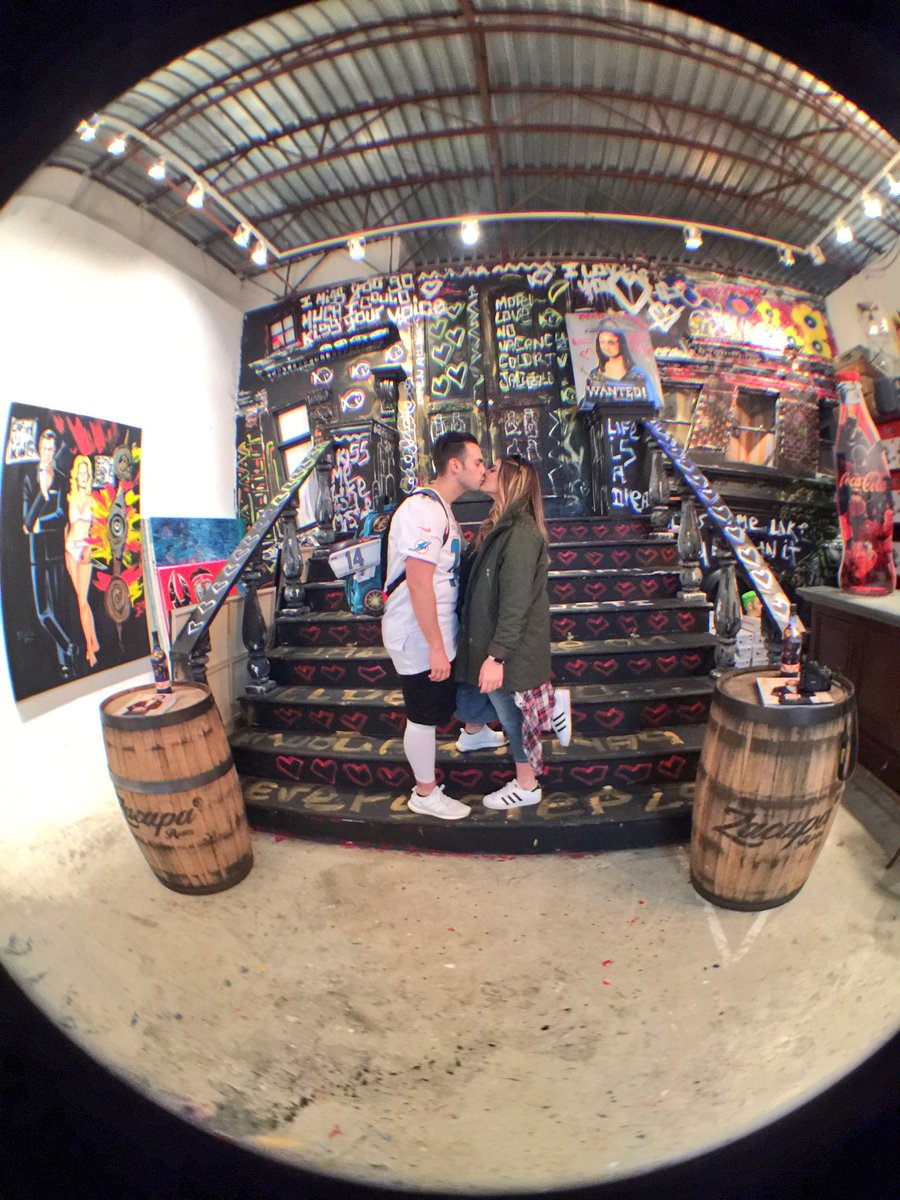 natsiriani's tweet photo. #NationalBestFriendDay 💋❤️🤓😘😜 @SosaSays https://t.co/f2HmGyf9xw