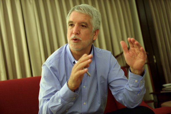 lafm's tweet photo. Fiscalía abrió investigación preliminar contra Enrique Peñalosa https://t.co/lAssQedBsk #OigoLAFm https://t.co/XQcSJW4aLl