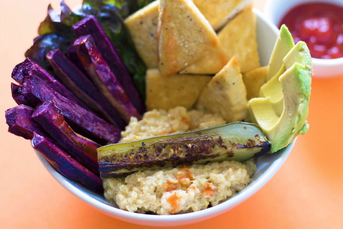 RealFoodHonest's tweet image. #vegan and #glutenfree Mac &amp;amp; Cheese Buddha Bowl (with sweet potato fries, tofu nuggets, and a fried pickle!) OTB now
