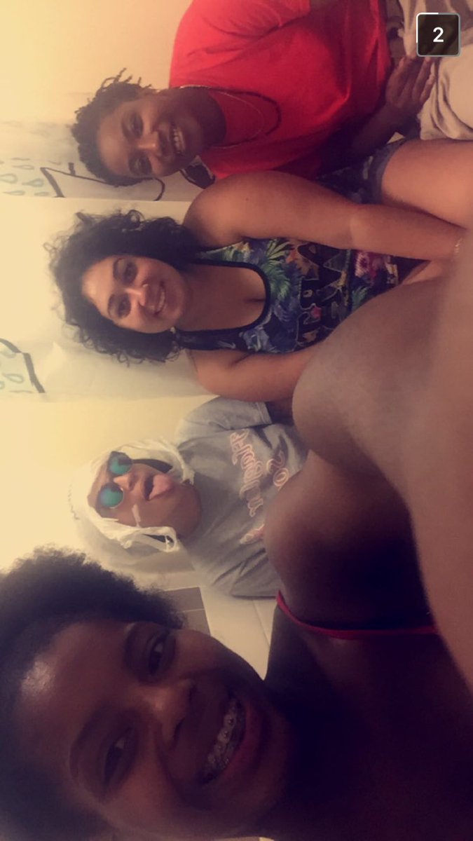 jessscinquee_'s tweet photo. Definitely can't forget these beauty's on #nationalbestfriendday @GlenCoco______ https://t.co/B4PZemOduz