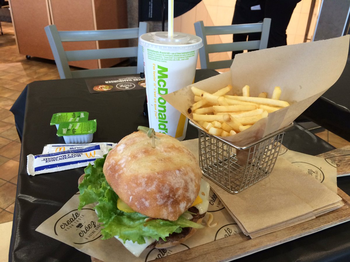gencoutmart's tweet photo. @McD_CanadaFR Soirée famille et amis au restaurant de Décarie! Belle réussite! #ExpérienceMcDo https://t.co/j9AcdWV8JO