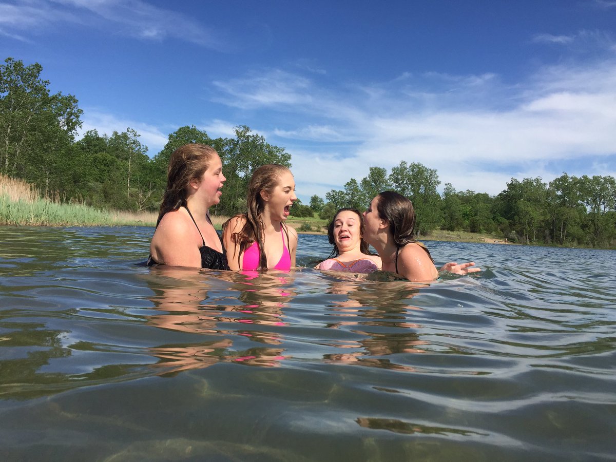 Billy_014's tweet image. happy national bff day! love all of y'all 💟