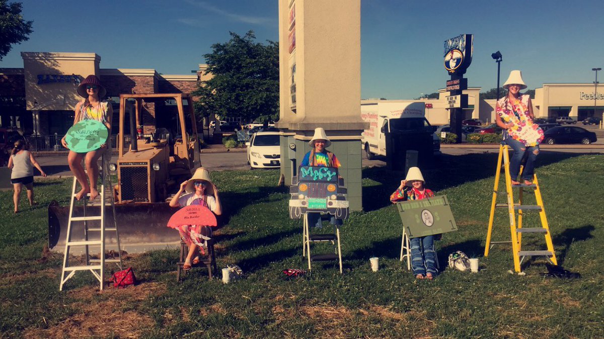 SubDebI's tweet photo. Come by Zaxby's to see these cuties! https://t.co/oIXYnDknWI