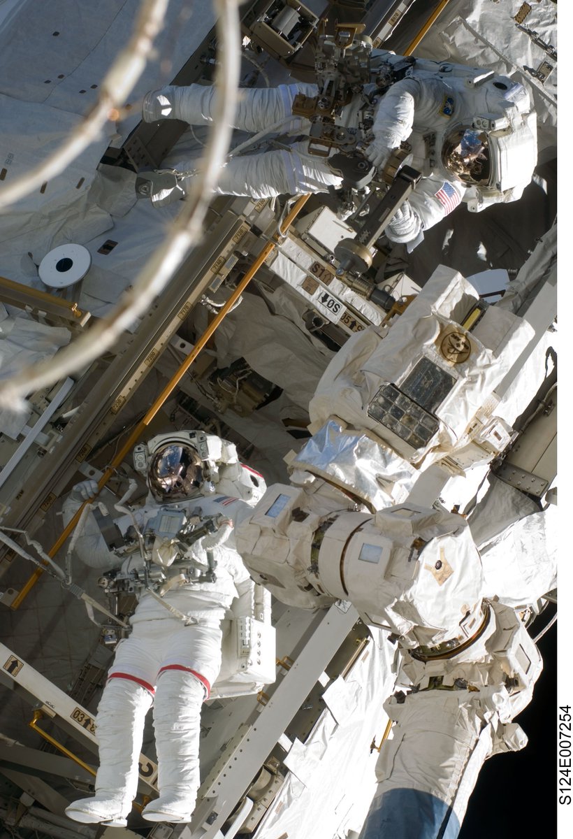 ShuttleAlmanac's tweet image. June 8, 2008 - 3rd EVA of STS-124 at #ISS conducted by @astro_aggie (down) &amp;amp; @Astro_Ron replacing depleted NTA tank