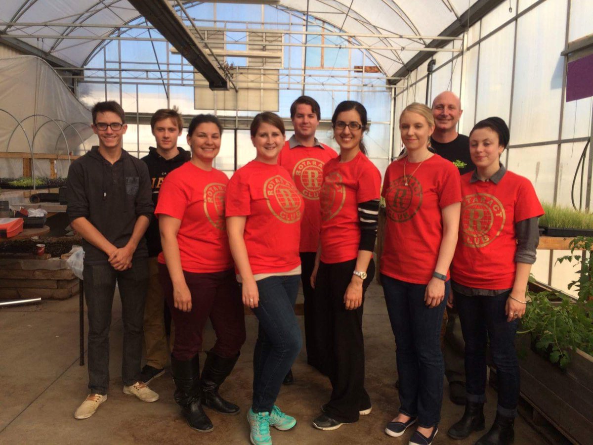 RotaractStrat's tweet photo. Members of #RotaractStrat volunteering @TheLocalCFC to help serve dinner for our visitors from @WFCTStratford https://t.co/kyburCNlci