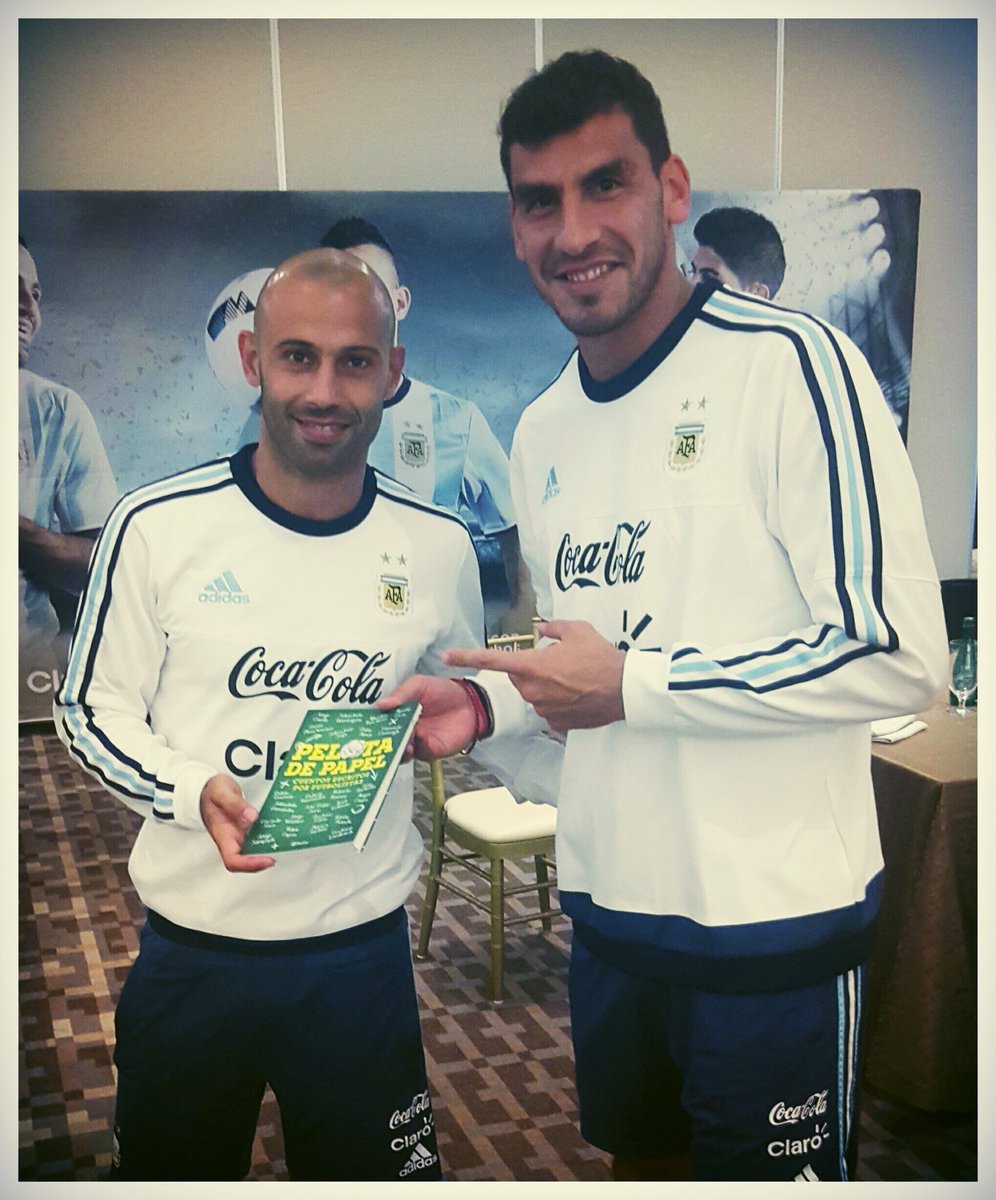 PatonGuzman's tweet photo. Felicidades, Buena Vida Javi @Mascherano . Sobre la hora llego el regalo jaja. Entregado @LibroPelota , disfrutalo.. https://t.co/tcjpqt2kPz