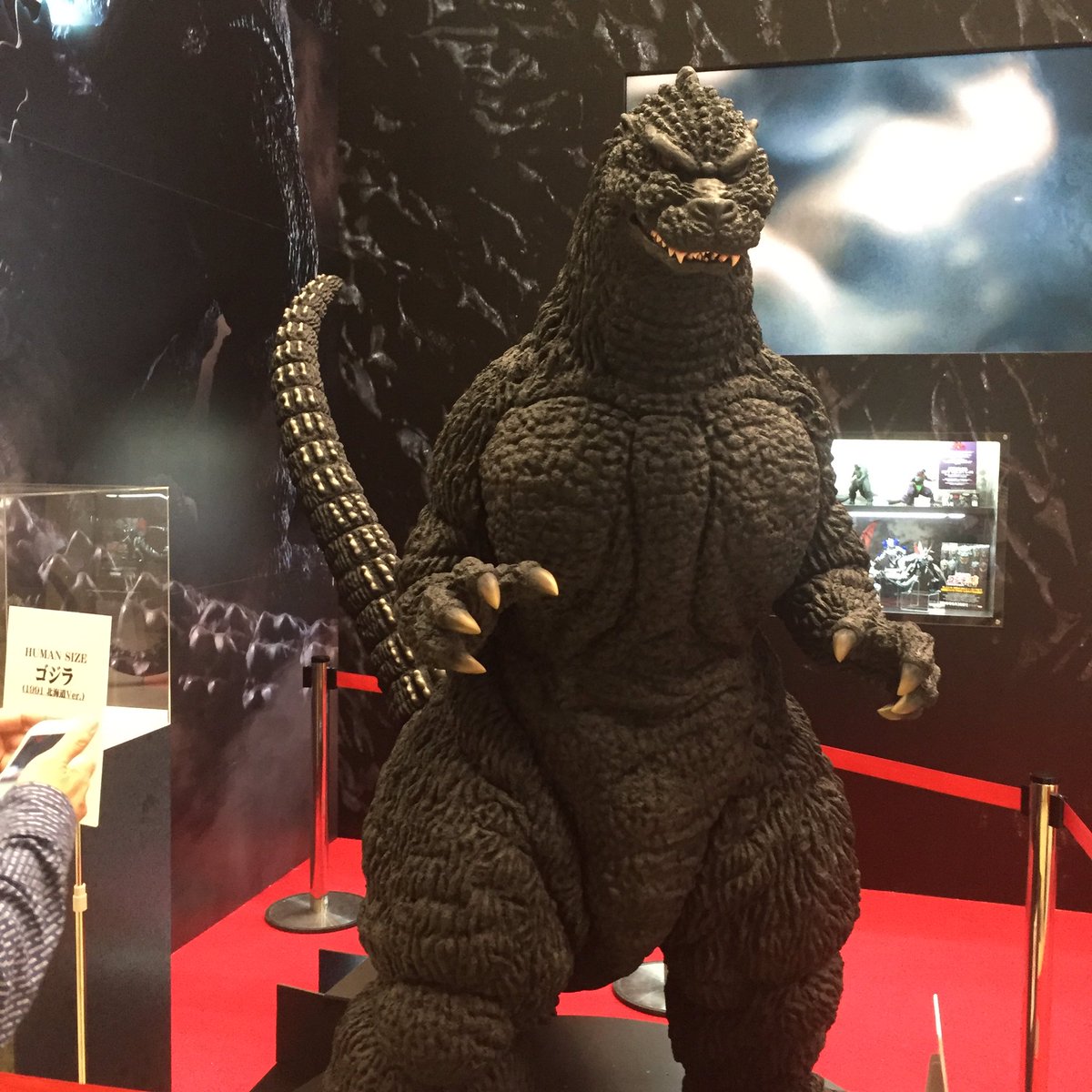 ゴジラ そして バンダイブースはゴジラ一色に 人気シリーズのshモンスターアーツの最新作や 2m級のゴジラも商品化プロジェクト進行中とのこと 続報が待たれます ゴジラ シンゴジラ おもちゃショー