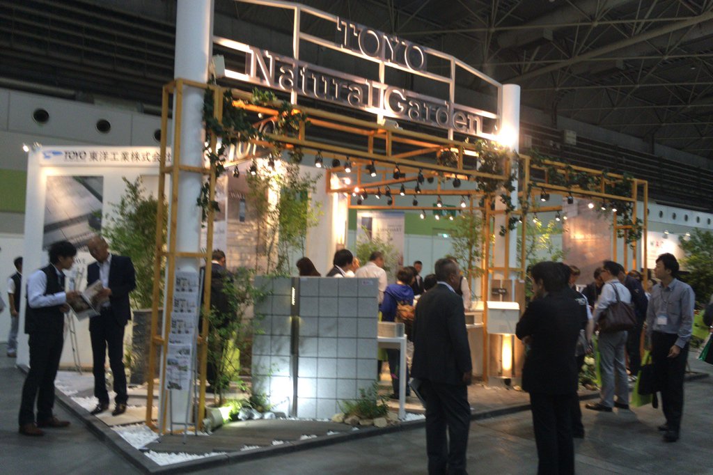 exterior_fan's tweet photo. ブロックメーカーの東洋工業ブース。モダンでシャープなデザインポスト ライアスがよく映えます。 #kef2016 https://t.co/VW1OynwhV0