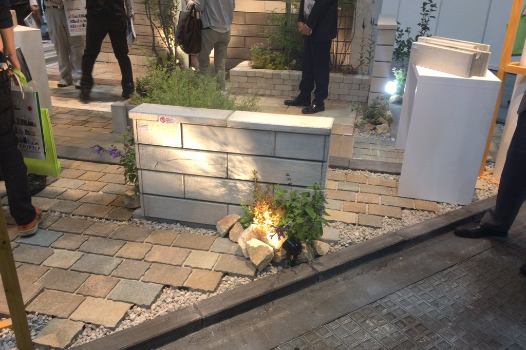 exterior_fan's tweet photo. ブロックメーカーの東洋工業ブース。モダンでシャープなデザインポスト ライアスがよく映えます。 #kef2016 https://t.co/VW1OynwhV0