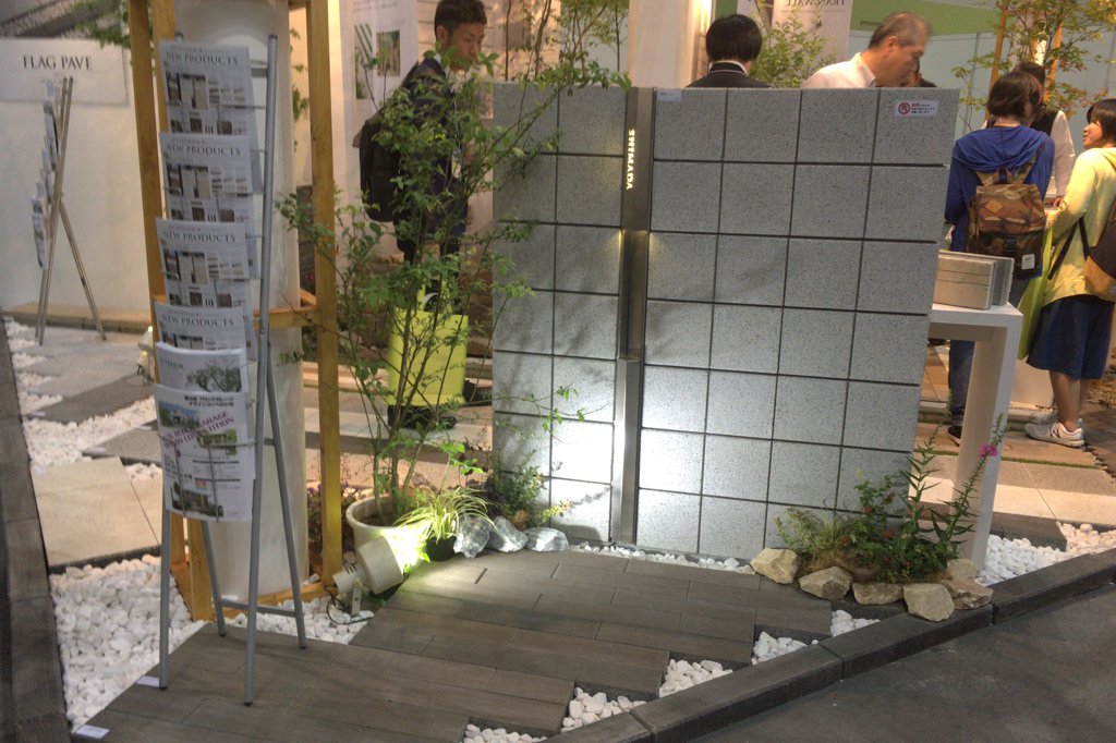 exterior_fan's tweet photo. ブロックメーカーの東洋工業ブース。モダンでシャープなデザインポスト ライアスがよく映えます。 #kef2016 https://t.co/VW1OynwhV0