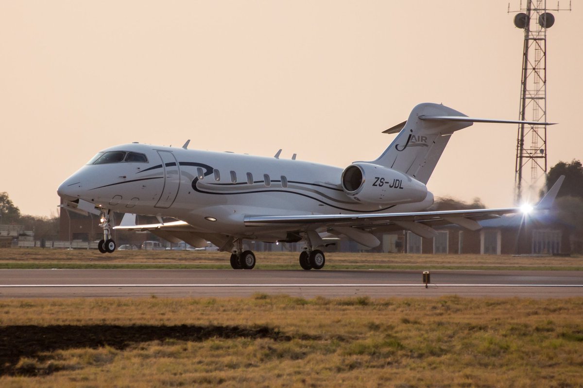 pauljob's tweet image. Sometimes your timing must be just right when #photographing #aircraft. #avgeek #aviation #corporatejet