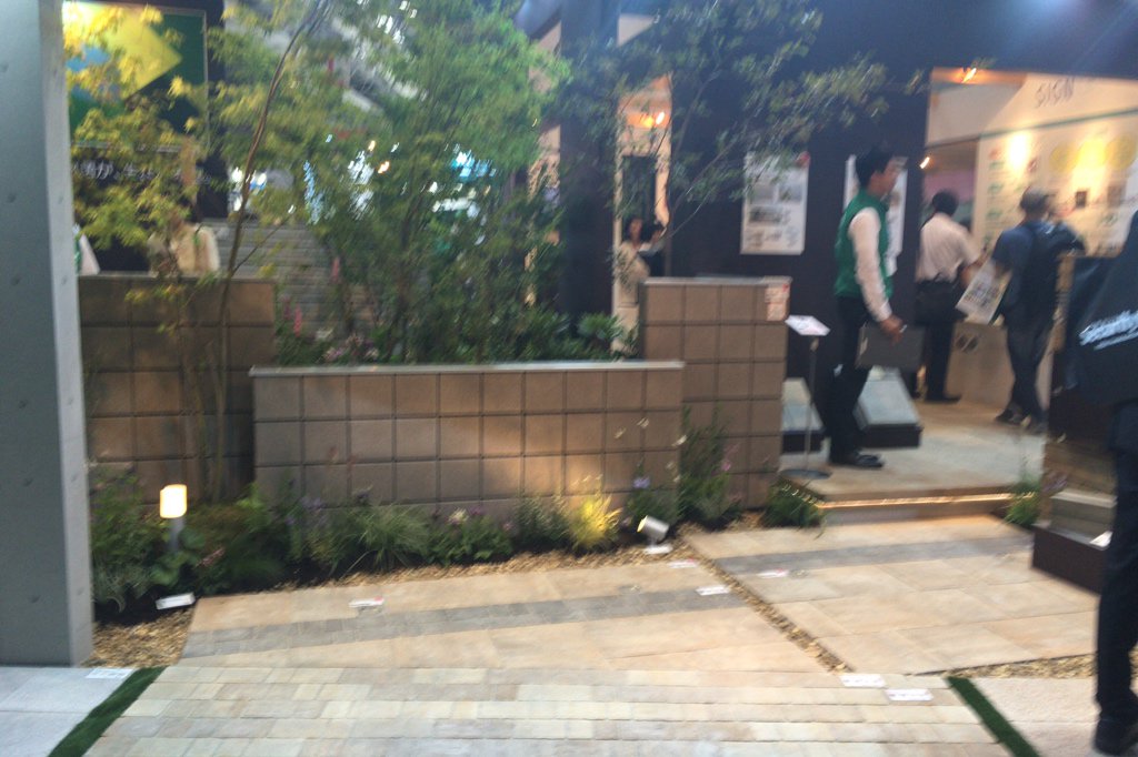 exterior_fan's tweet photo. ブロックメーカーのユニソン ブース。モデルガーデンも組み合わせた展示で力入ってます。 #kef2016 https://t.co/4yBiBUxgg8