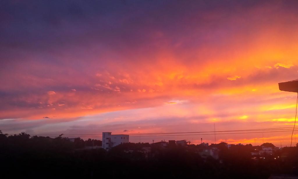 MabelyJimenez's tweet photo. On fire! 🔥😍
#sunset #sunsetrd #skylover #skyporn #skystalker #sky #clouds #love #sti #eatprayandlove https://t.co/B7kxCHxR36