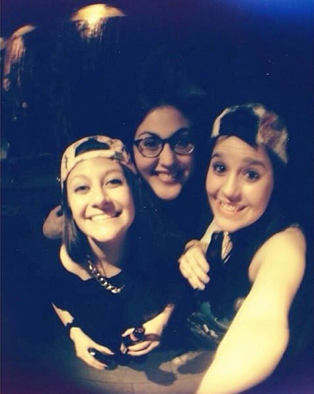 sarahispunk's tweet image. je dédis le #NationalBestFriendDay à mes futures colocs.tv