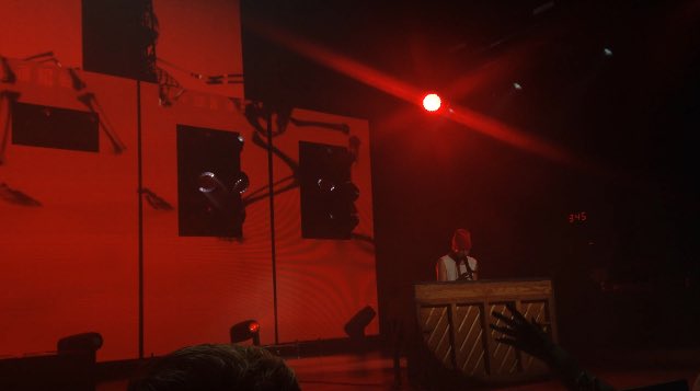 blurrylee_'s tweet photo. CONTRAST @tylerrjoseph @joshuadun @twentyonepilots https://t.co/0sbvYxNN9Q