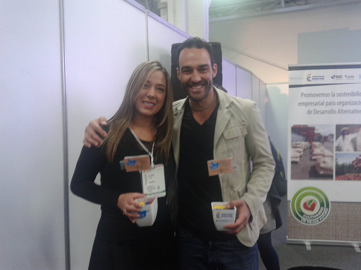 sofivalga's tweet photo. Lanzamiento del Libro #CocinayPaz @MCCOLLEONARDO https://t.co/fnU8YUVclw