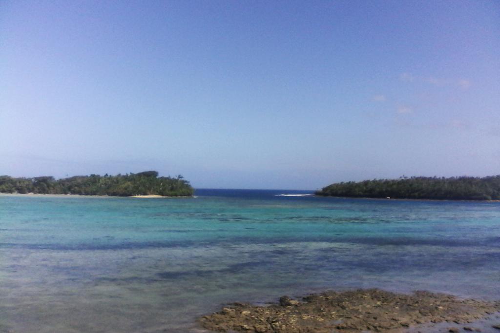 Drew_Lab's tweet photo. We have finally made it to Nagigi. Let's start with the science #fieldsitefaceoff #CUinFiji16 https://t.co/i43pCApmfw