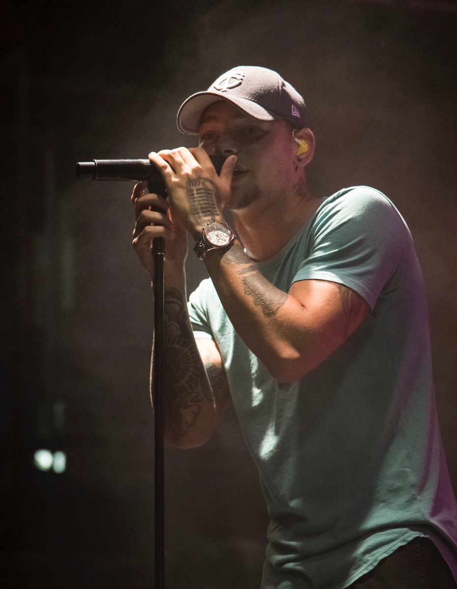 katsCrumbs's tweet photo. #CMTawards #VoteKane #kbkrew Come on y'all! Kane needs our love and support! Vote for @kanebrown https://t.co/4YgJbesnwR