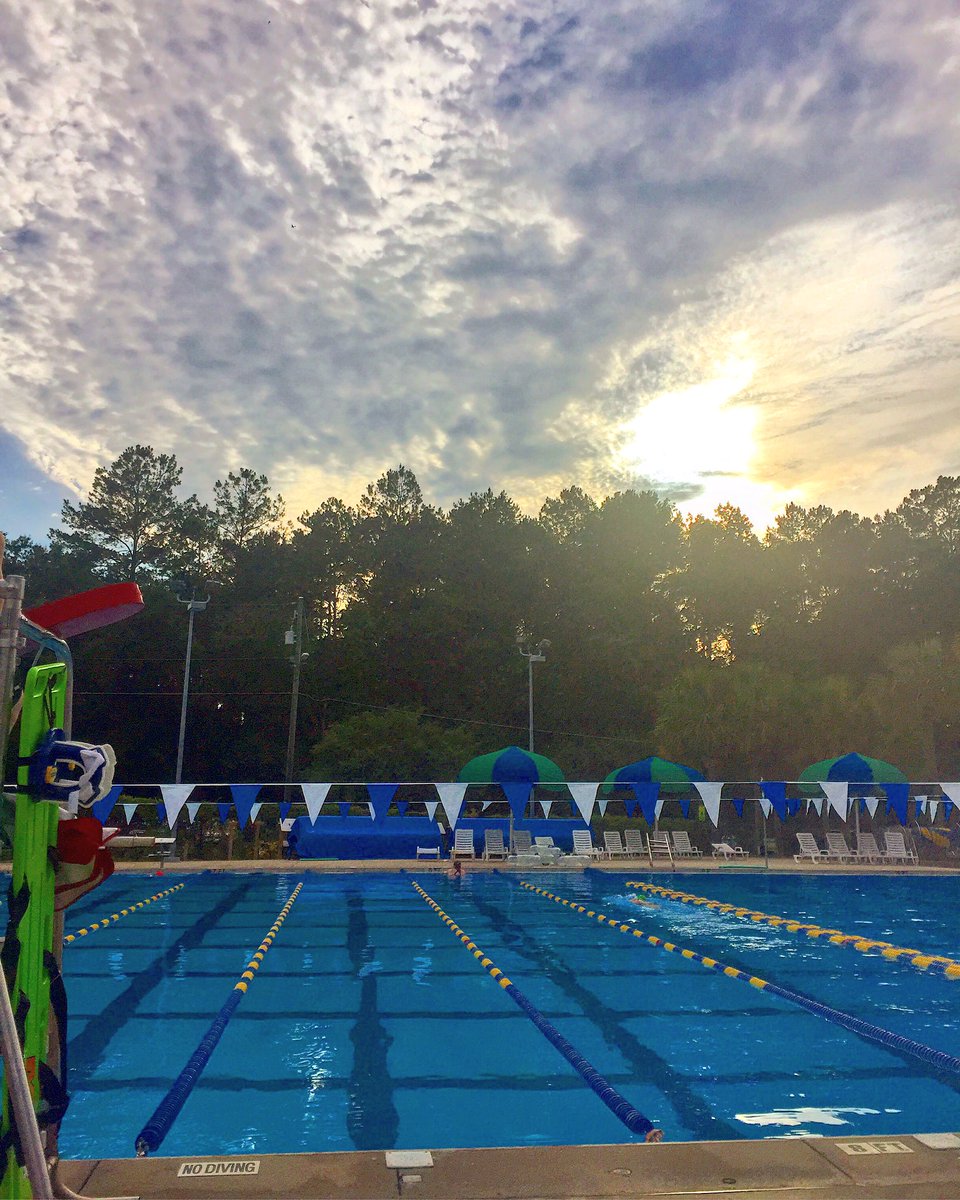 simplerobinb's tweet image. Beautiful night to #endureandenjoy #triathlontraining 16 wks to IMCHOO #pichampion @pearlizumi