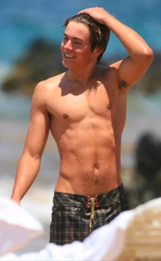 officialcutebae's tweet photo. Zac Efron went from "I'll have her home by 8!" to "Even your wife calls me daddy" https://t.co/mcbwua9IbZ