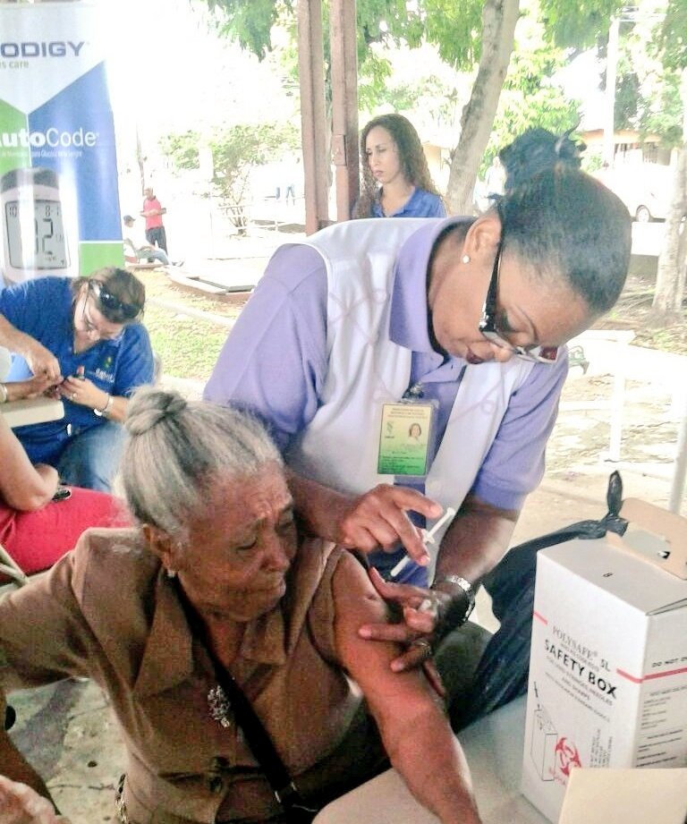 Seguimos inmunizando a grupos priorizados y más vulnerables: menores de 5 años y adultos de 60 o más  #MinsaPreviene