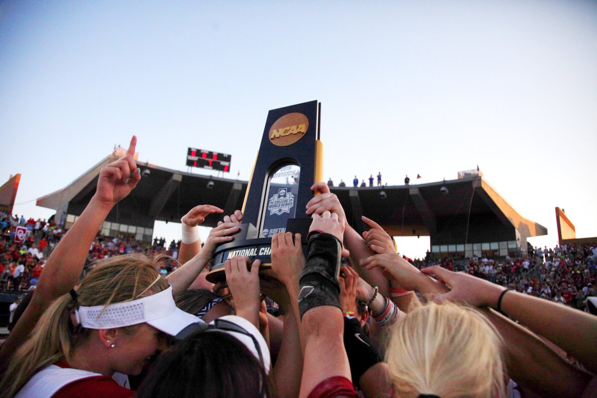 NCAASoftball's tweet photo. CHAMPS. #WCWS https://t.co/9MRKatiEgo