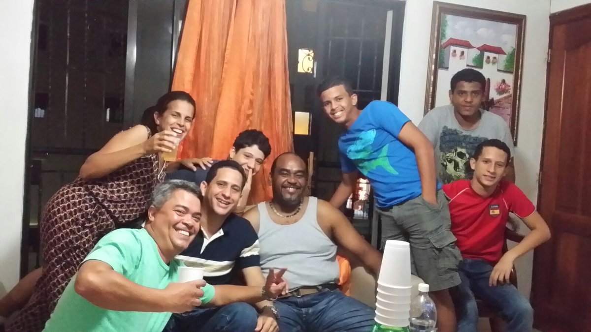 vicrich1967's tweet photo. @AlvaroNBAMartin aquí en familia disfrutando del juego y de la transmisión desde República Dominicana. https://t.co/7Q410cbDbA