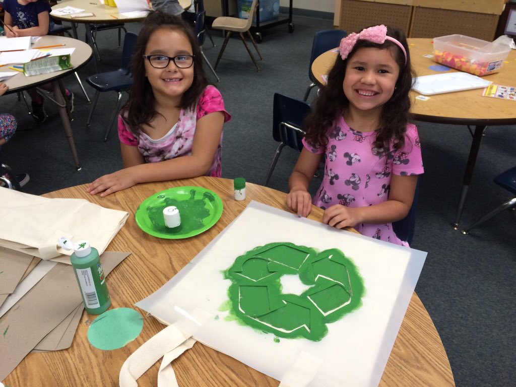 ClockerClark's tweet photo. @AshlandMAFM my kindergarteners are getting ready for Saturday!
#reducereuserecycle
#AFMminigrant
#kindergartencares https://t.co/yugn5BCMYz