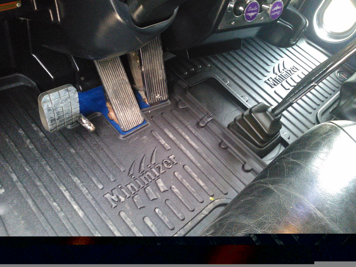 HolmanFarms's tweet photo. Hate to mud the Pete up, now no worries. Minimizer floor mats fit and look sweet. #FarmTruck #BootDriver https://t.co/pDpzL5aY2i