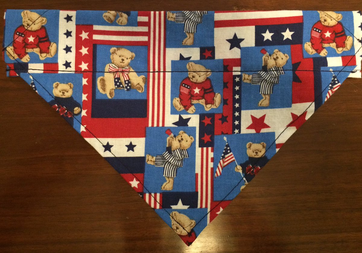 OodlesofKittens's tweet image. This fabric is so cute. I'm so happy with these. I can't even deal with the cute. #cuteexplosion #dogbandanas