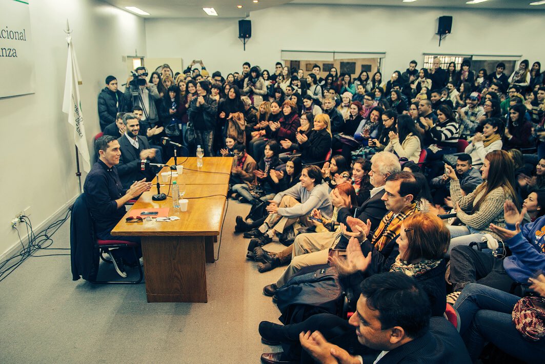 Algunas imágenes del hermoso momento vivido hoy con estudiantes de periodismo de la #UNLaM Gracias x la invitación