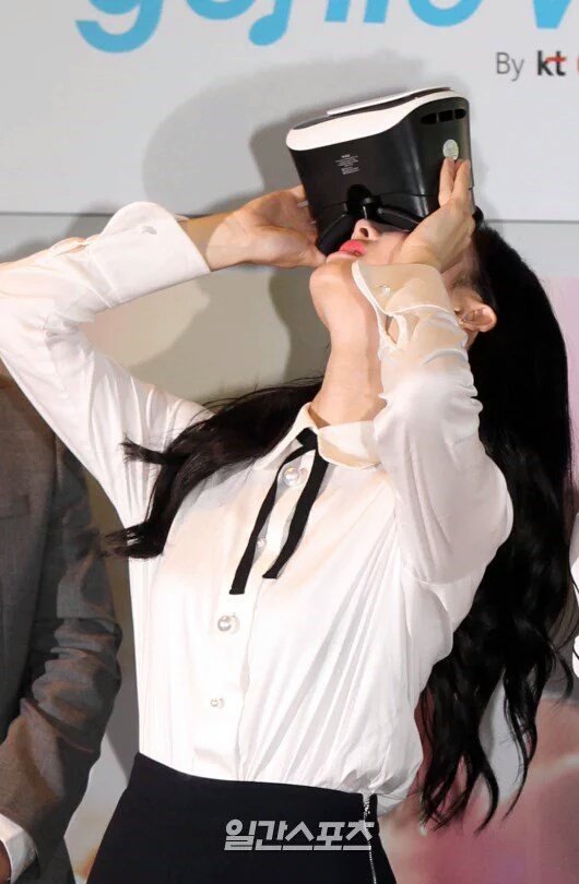 menboongieya's tweet image. Jgn suka malu2in kalo lg press con 😌