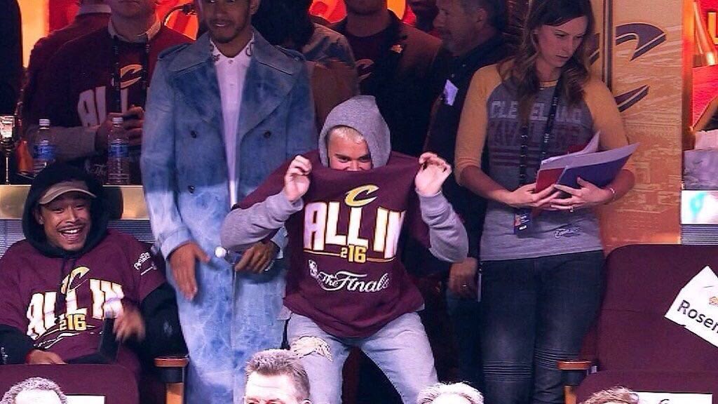 KhalilNewsBR's tweet photo. Khalil e Justin no NBA Finals Game 3, Golden State Warriors vs Cleveland Cavaliers em Cleveland, Ohio  (08/06) https://t.co/L56adIIcmD