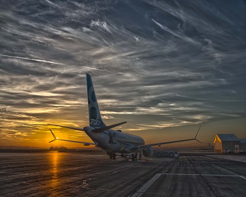 BoeingJapan's tweet photo. #ランディのブログ を更新。モーゼスレイクの朝焼け https://t.co/mykJePV5Qq #Boeing #ボーイング #RandyTinseth #737MAX https://t.co/sCOpWAZtGY