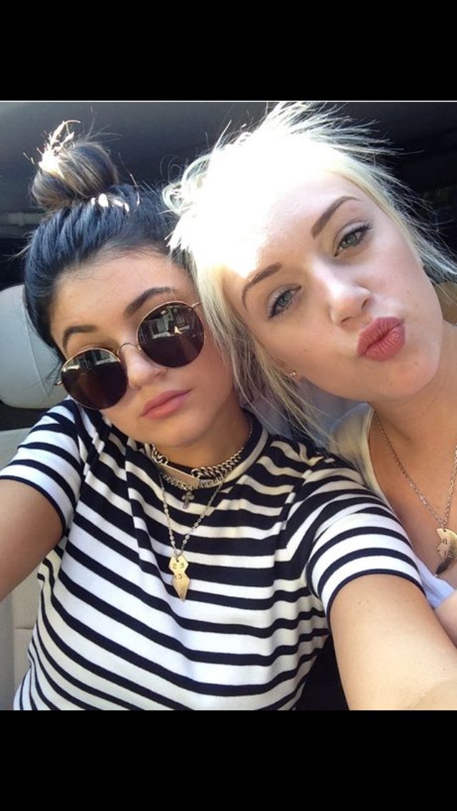 JENNERPOSTBAD's tweet photo. Happy birthday to @stassiebaby 🎈 https://t.co/0kWDAVZaDP