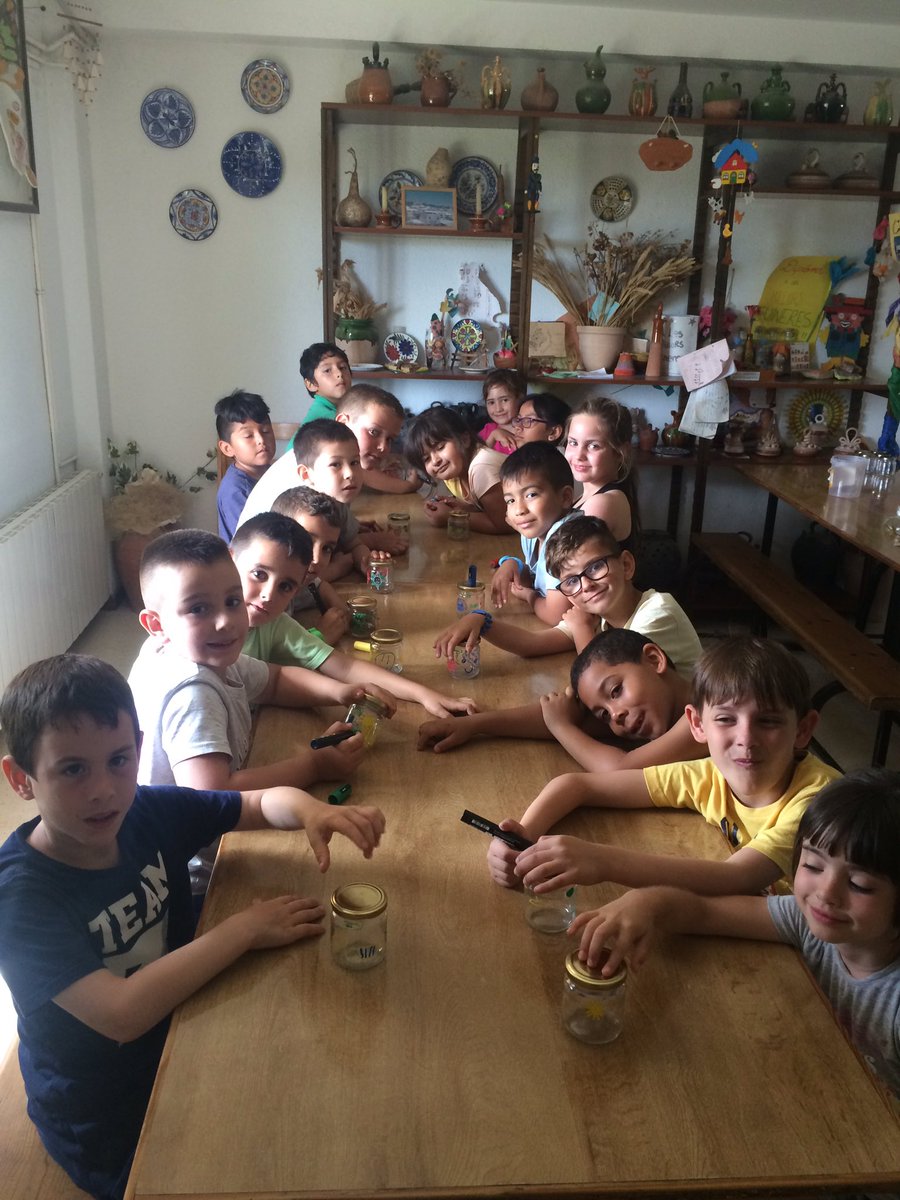 stgervasi's tweet photo. Aprenem com es fa el iogurt i decorem el recipient on el farem #stgervasi #colonias2016 https://t.co/6TO7BSGD1O