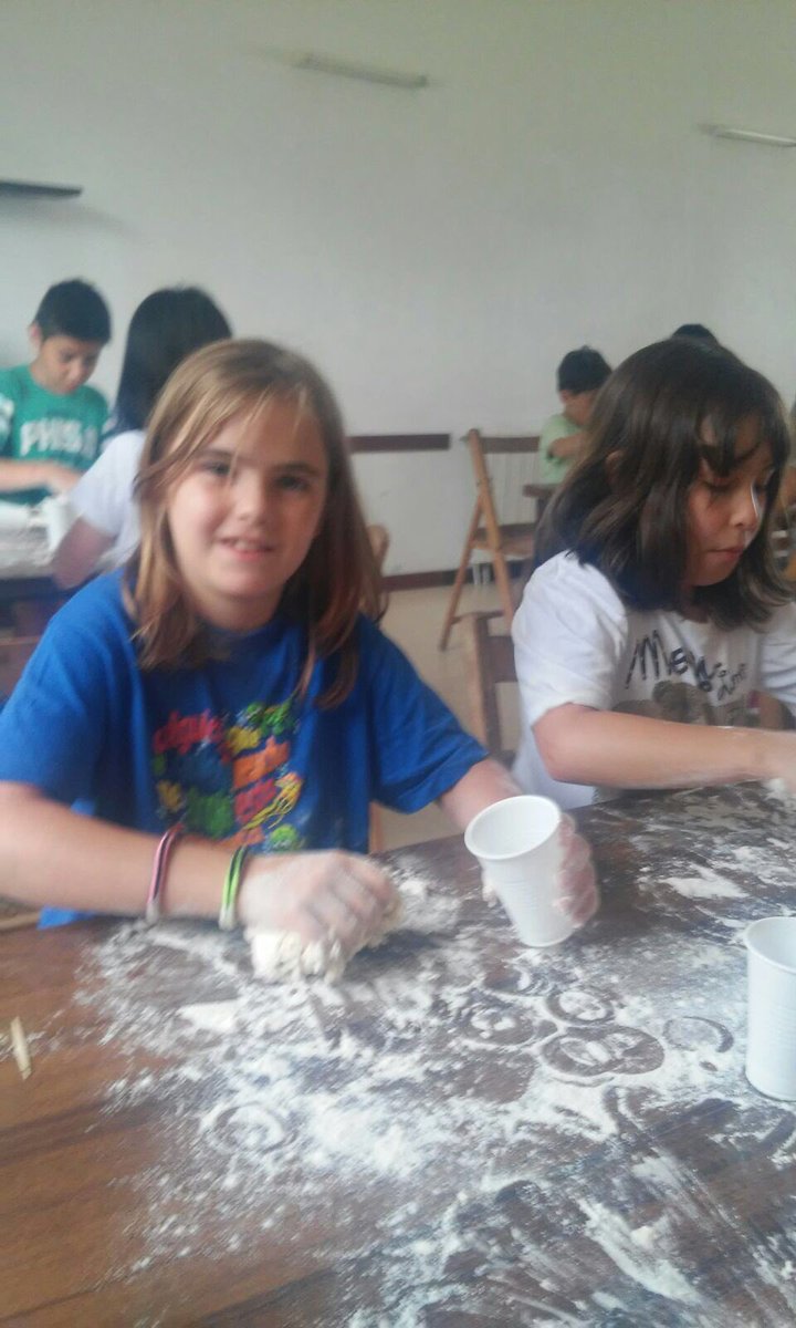 stgervasi's tweet photo. Mireu com gaudim fent pa!! #stgervasi  #colonias2016 https://t.co/7NSLpQ90FX