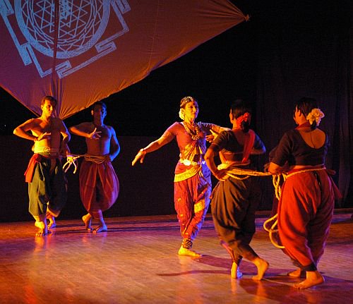 BisargaShopping's tweet image. #ModiInMexico: Understand Why All The #Leaders Like To Hug #Modi, And Why All Feel Warm To Sit With Him To Have Cha!