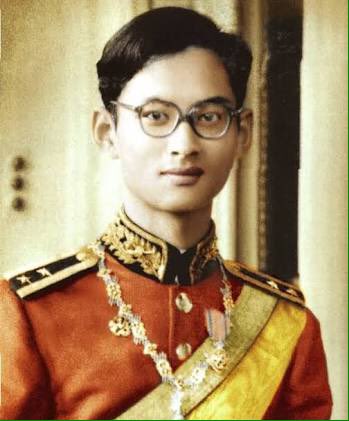 PINKCHAEIOI's tweet photo. 70th Anniversary of Accession to the Throne of His Majesty King Bhumibol Adulyadej of Thailand   #LongLiveTheKing 🇹🇭 https://t.co/KTf6bH860r