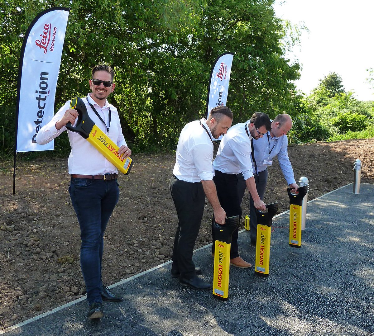 Cable_Detection's tweet photo. Dealer &amp; EMEA event at our new test site @Cable_Detection @LeicaGeoUK @LeicaGeoTools #cablelocation https://t.co/IFgr2UST1X