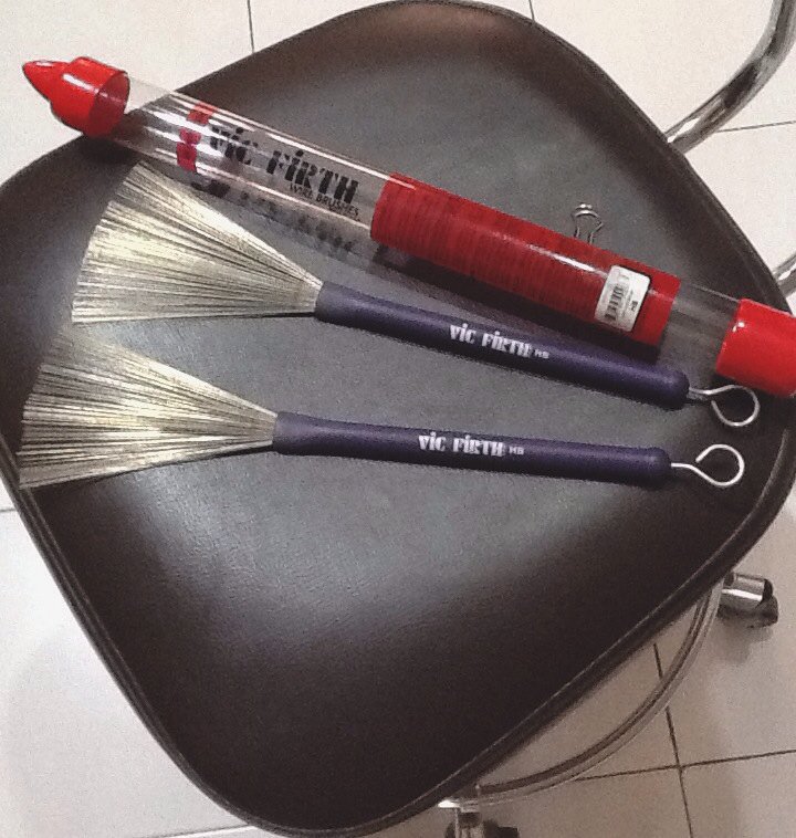 Vic Firth - HERITAGE BRUSH (100% new)
made in USA 🇺🇸
WA: 082134555315
<a href="/DrumNiaga/">Drum Niaga</a> <a href="/drum_market/">drummarketindonesia</a> <a href="/Drumplus/">Drum Lessons Plus</a> <a href="/drumseller/">DrumSeller</a>