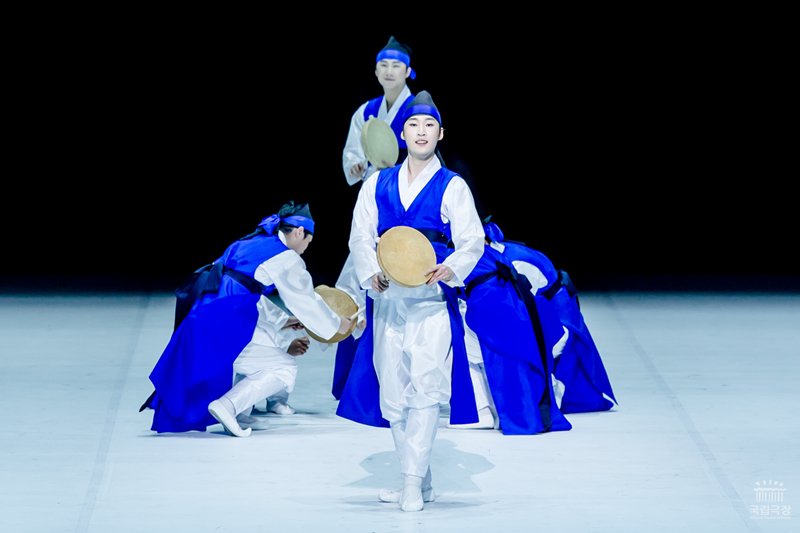 hanbokbot's tweet photo. 향연 3막 '가을' 중 <선비춤>, <장구춤>, <소고춤>, <오고무> https://t.co/kTjLlVHTYf