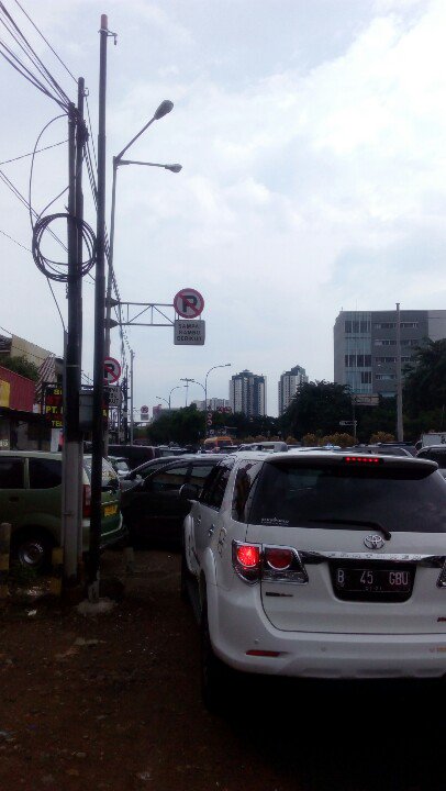 LAPO dengan masakan "khas" nya tak pernah sepi, macet meski ada  larangan parkir <a href="/infoDISHUB/">DINAS PERHUBUNGAN</a> <a href="/TMCPoldaMetro/">TMC Polda Metro Jaya</a> #pramuka