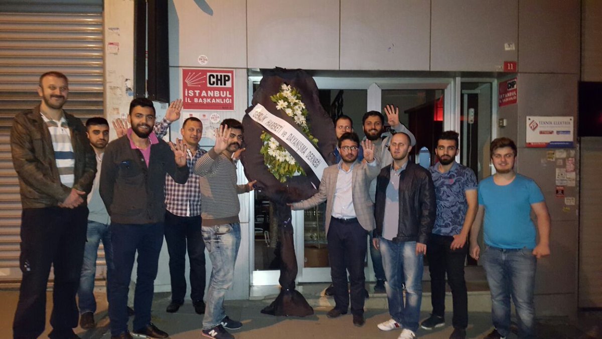 GhdFatih's tweet photo. Gençlik Hareketi Ve Dayanışma Derneği chp istanbul il başkanlığına çelenk bıraktı. https://t.co/tTnw8v1BKt