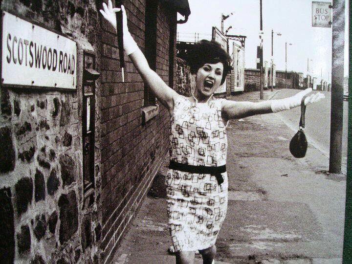 GeordieHistory's tweet photo. Sheila Swinburne, Queen of the Blaydon Races - iconic photo on Scotswood Rd 1962. #9thJoon https://t.co/I7zdcGepQA