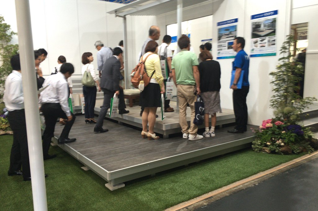 exterior_fan's tweet photo. アルミ建材の三協アルミ ブース。ガーデンフロア ラステラとエアロシェードに注目です。 #kef2016 https://t.co/qjeQI1fgLG