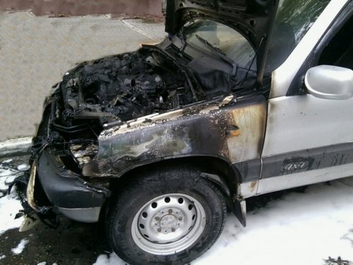 нива шевроле загорелась лампочка. разбитая шевроле нива ночью. Chevrolet niva горит. нива шевроле после пожара. лампочка одометра шевроле нива.